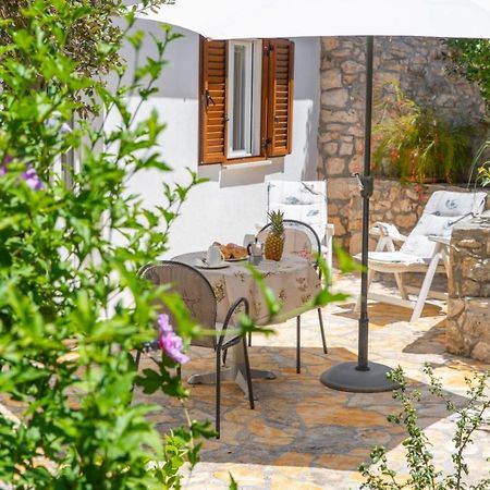 Apartments Jelena Supetar - Four Apartments - A Small House With A Private Yard - Two-Room Apartment With A Sea View - Studio Apartment - Two-Room Apartment With Garden View- Free Parking מראה חיצוני תמונה