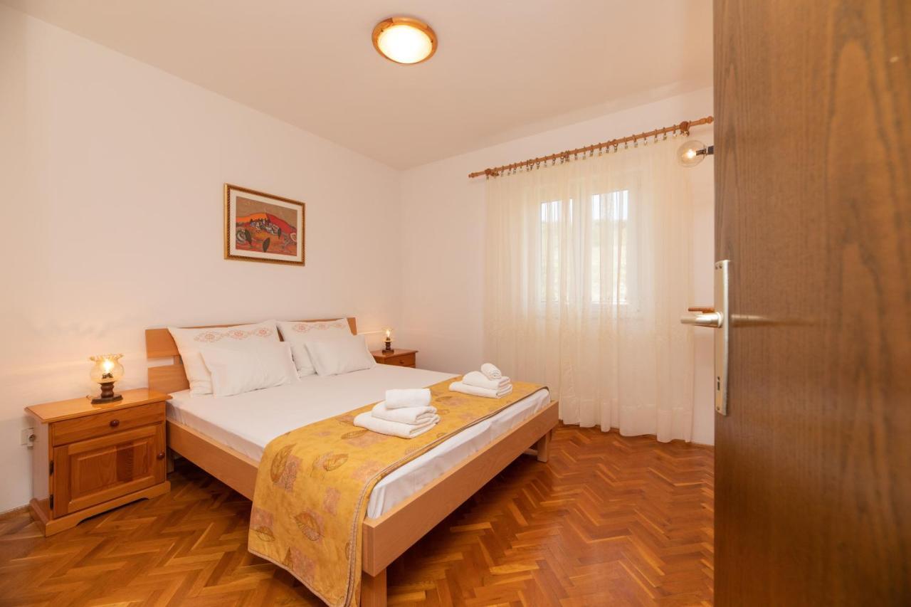Apartments Jelena Supetar - Four Apartments - A Small House With A Private Yard - Two-Room Apartment With A Sea View - Studio Apartment - Two-Room Apartment With Garden View- Free Parking מראה חיצוני תמונה