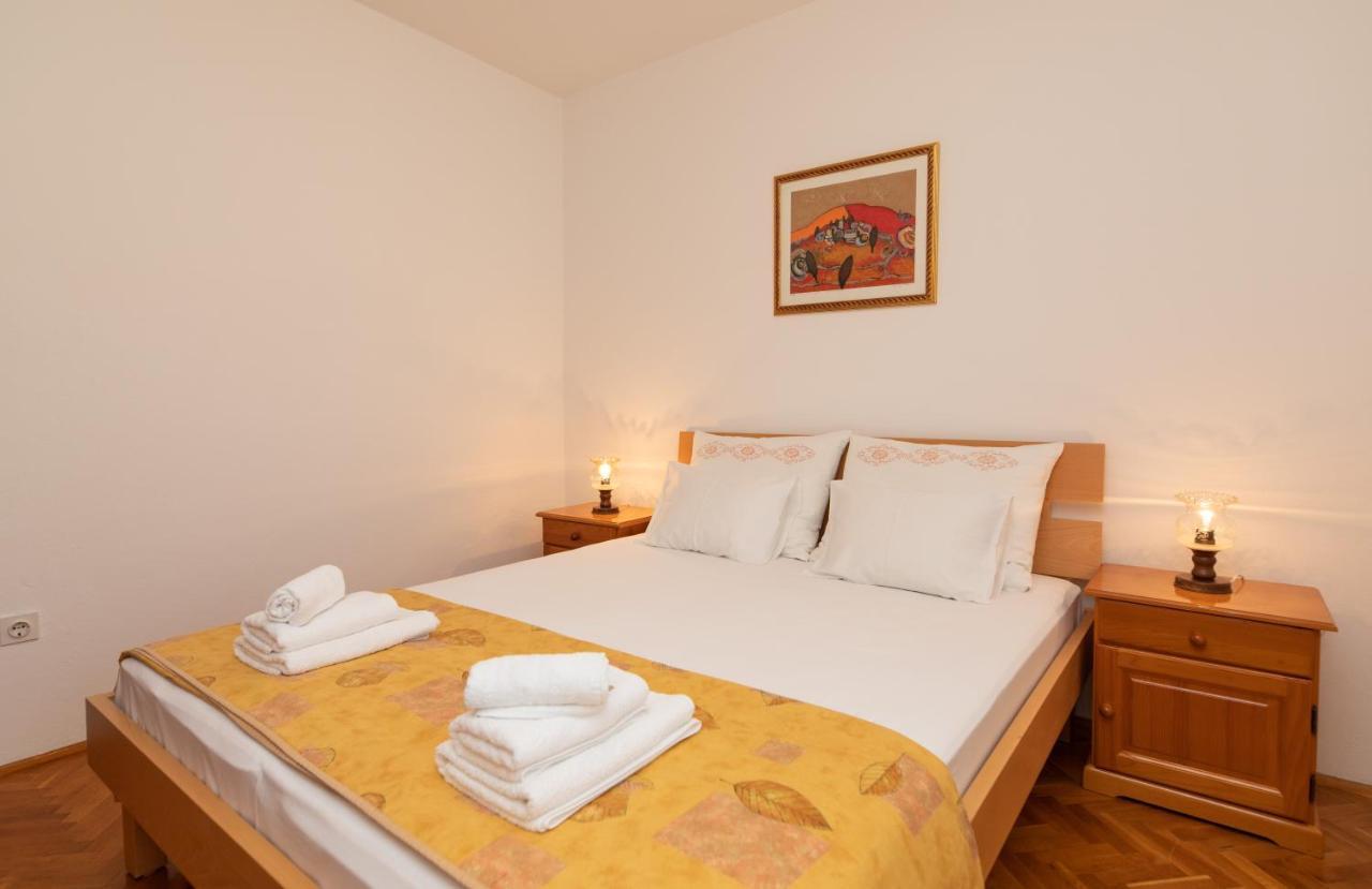 Apartments Jelena Supetar - Four Apartments - A Small House With A Private Yard - Two-Room Apartment With A Sea View - Studio Apartment - Two-Room Apartment With Garden View- Free Parking מראה חיצוני תמונה