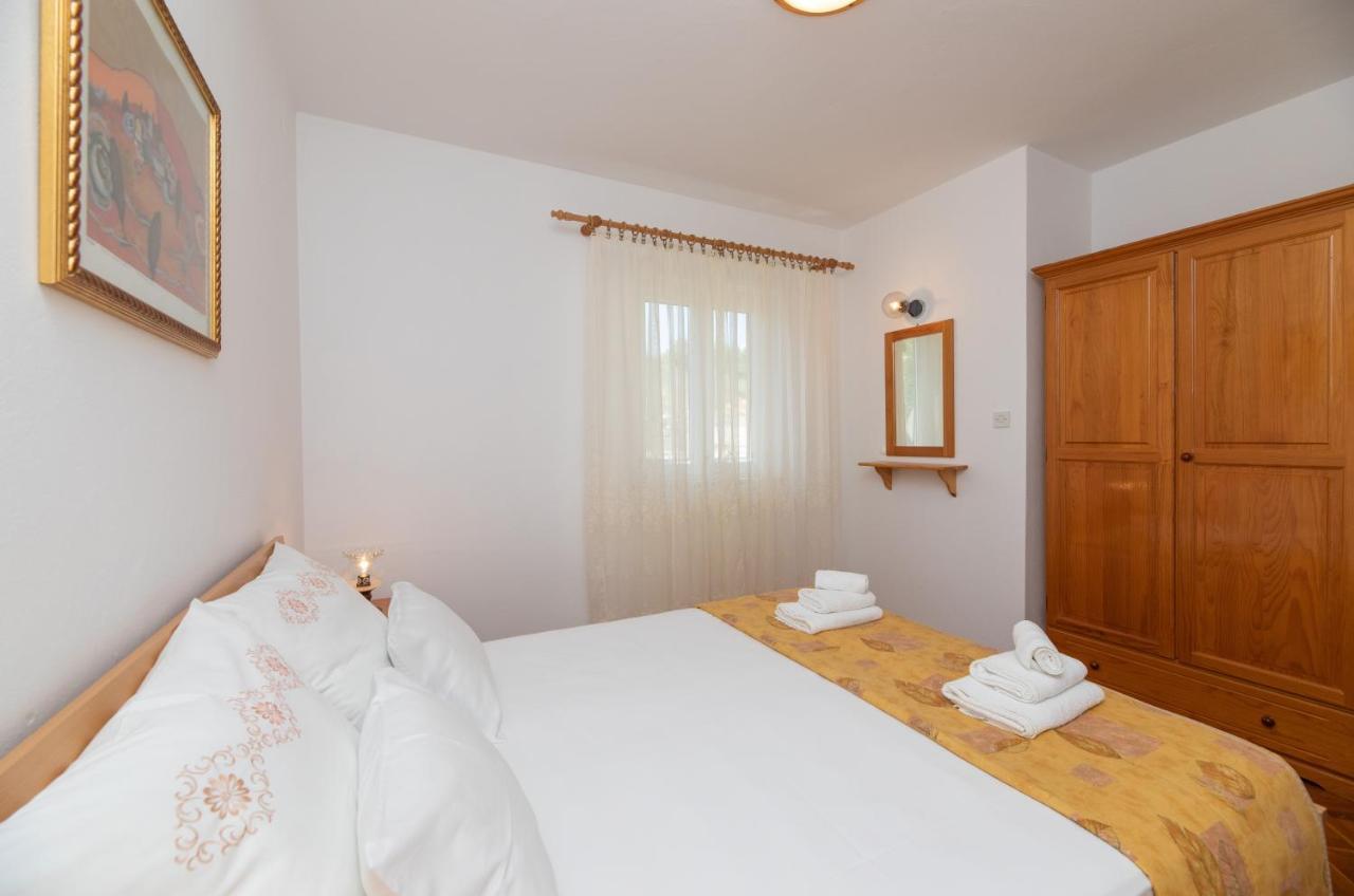 Apartments Jelena Supetar - Four Apartments - A Small House With A Private Yard - Two-Room Apartment With A Sea View - Studio Apartment - Two-Room Apartment With Garden View- Free Parking מראה חיצוני תמונה