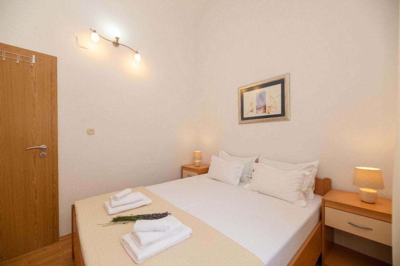 Apartments Jelena Supetar - Four Apartments - A Small House With A Private Yard - Two-Room Apartment With A Sea View - Studio Apartment - Two-Room Apartment With Garden View- Free Parking מראה חיצוני תמונה