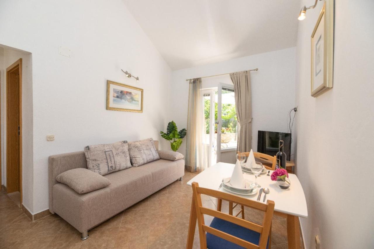 Apartments Jelena Supetar - Four Apartments - A Small House With A Private Yard - Two-Room Apartment With A Sea View - Studio Apartment - Two-Room Apartment With Garden View- Free Parking מראה חיצוני תמונה