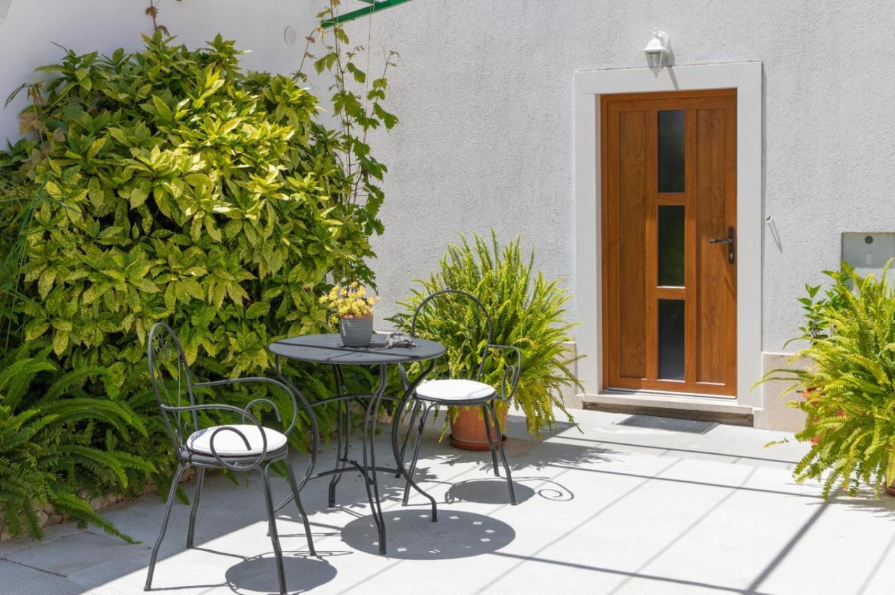 Apartments Jelena Supetar - Four Apartments - A Small House With A Private Yard - Two-Room Apartment With A Sea View - Studio Apartment - Two-Room Apartment With Garden View- Free Parking מראה חיצוני תמונה