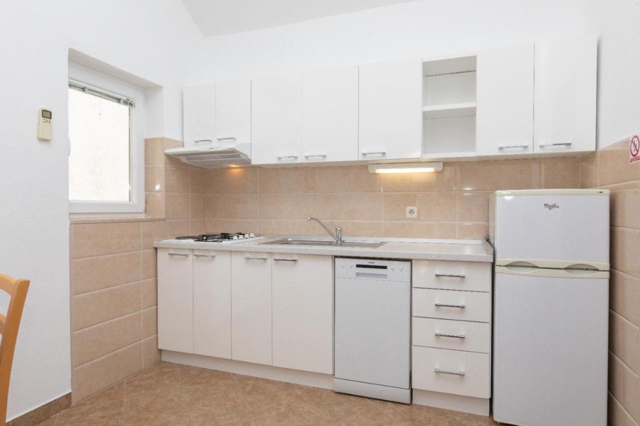 Apartments Jelena Supetar - Four Apartments - A Small House With A Private Yard - Two-Room Apartment With A Sea View - Studio Apartment - Two-Room Apartment With Garden View- Free Parking מראה חיצוני תמונה