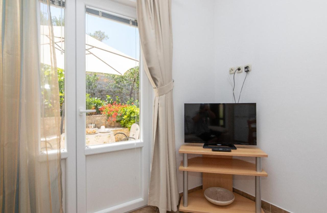 Apartments Jelena Supetar - Four Apartments - A Small House With A Private Yard - Two-Room Apartment With A Sea View - Studio Apartment - Two-Room Apartment With Garden View- Free Parking מראה חיצוני תמונה