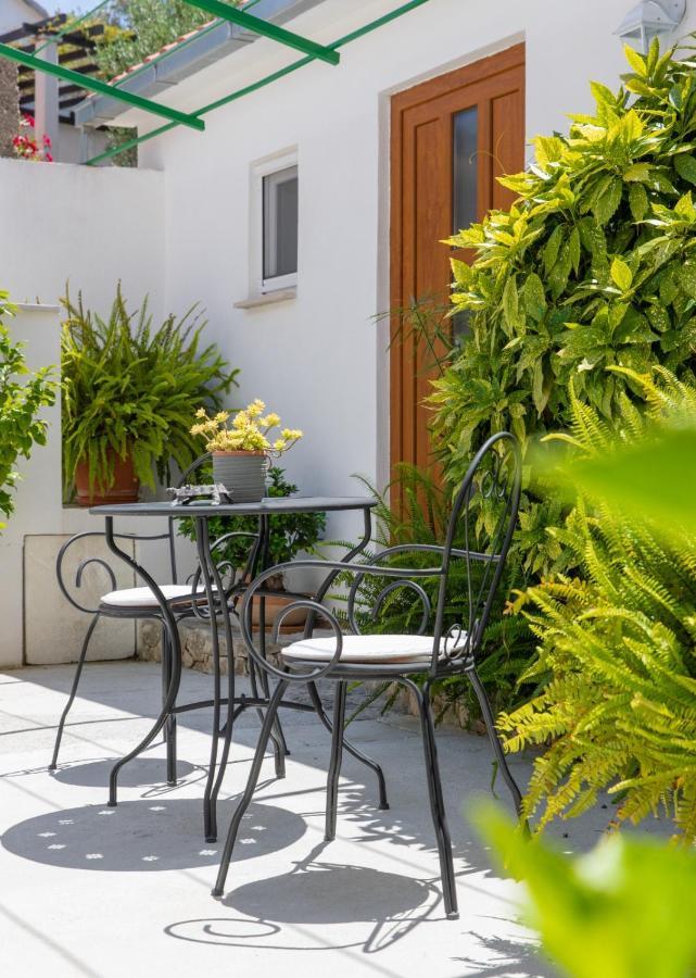 Apartments Jelena Supetar - Four Apartments - A Small House With A Private Yard - Two-Room Apartment With A Sea View - Studio Apartment - Two-Room Apartment With Garden View- Free Parking מראה חיצוני תמונה