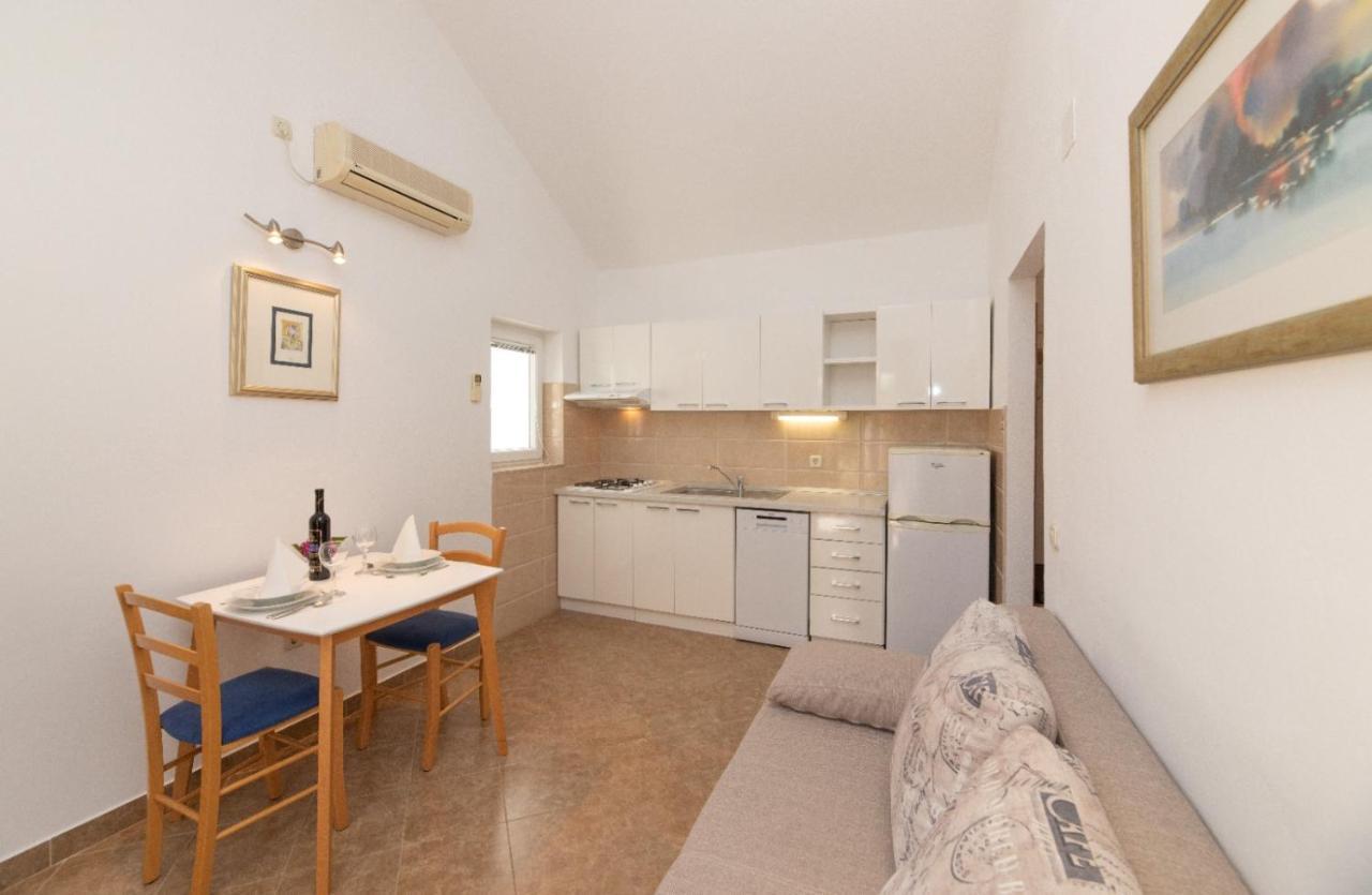 Apartments Jelena Supetar - Four Apartments - A Small House With A Private Yard - Two-Room Apartment With A Sea View - Studio Apartment - Two-Room Apartment With Garden View- Free Parking מראה חיצוני תמונה