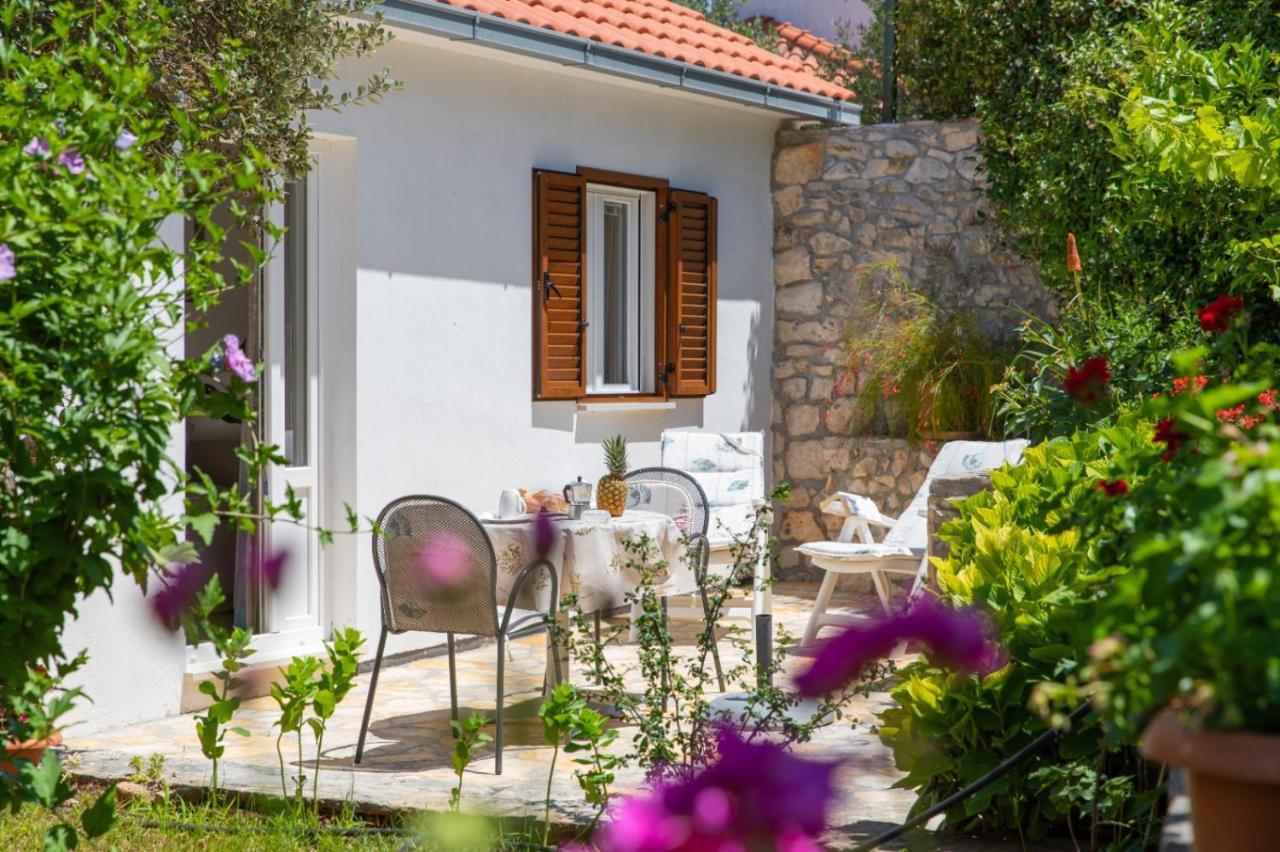 Apartments Jelena Supetar - Four Apartments - A Small House With A Private Yard - Two-Room Apartment With A Sea View - Studio Apartment - Two-Room Apartment With Garden View- Free Parking מראה חיצוני תמונה