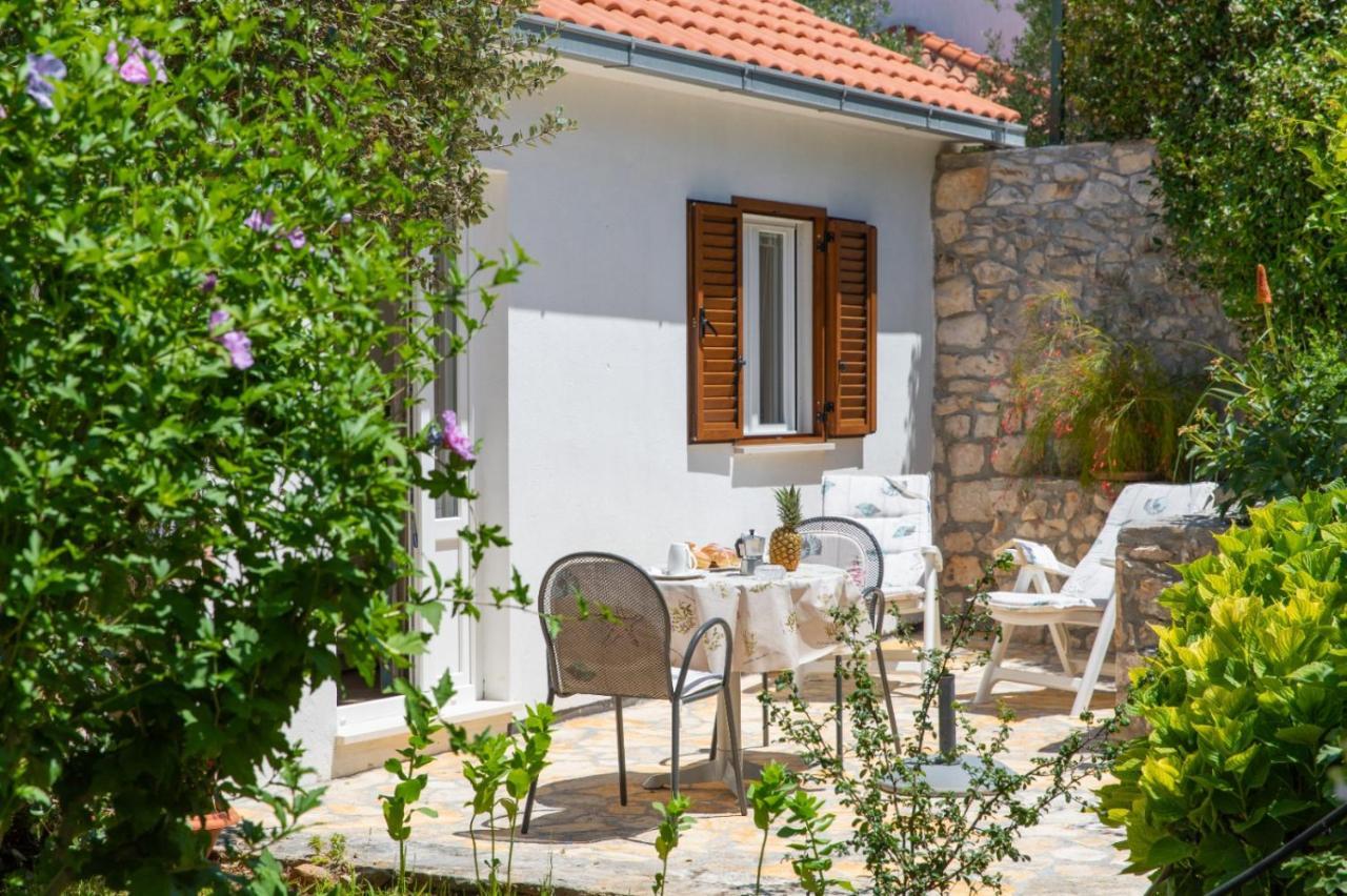 Apartments Jelena Supetar - Four Apartments - A Small House With A Private Yard - Two-Room Apartment With A Sea View - Studio Apartment - Two-Room Apartment With Garden View- Free Parking מראה חיצוני תמונה