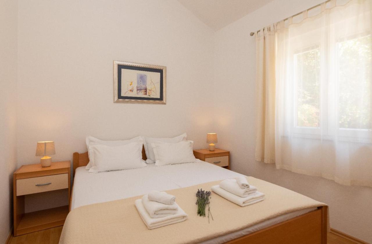 Apartments Jelena Supetar - Four Apartments - A Small House With A Private Yard - Two-Room Apartment With A Sea View - Studio Apartment - Two-Room Apartment With Garden View- Free Parking מראה חיצוני תמונה