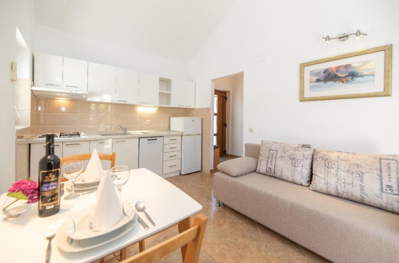 Apartments Jelena Supetar - Four Apartments - A Small House With A Private Yard - Two-Room Apartment With A Sea View - Studio Apartment - Two-Room Apartment With Garden View- Free Parking מראה חיצוני תמונה