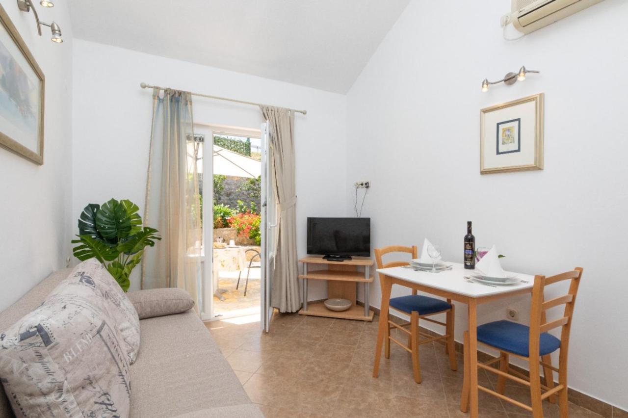 Apartments Jelena Supetar - Four Apartments - A Small House With A Private Yard - Two-Room Apartment With A Sea View - Studio Apartment - Two-Room Apartment With Garden View- Free Parking מראה חיצוני תמונה