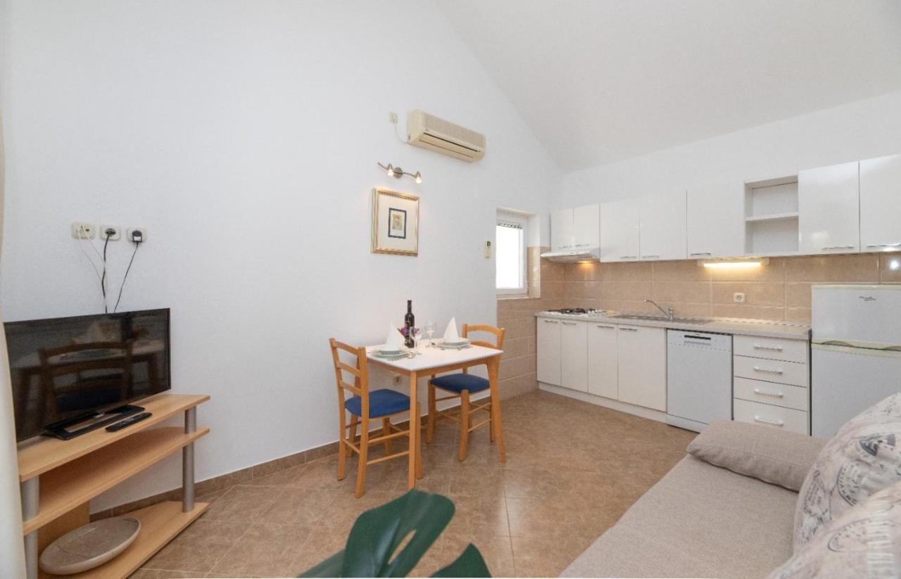 Apartments Jelena Supetar - Four Apartments - A Small House With A Private Yard - Two-Room Apartment With A Sea View - Studio Apartment - Two-Room Apartment With Garden View- Free Parking מראה חיצוני תמונה