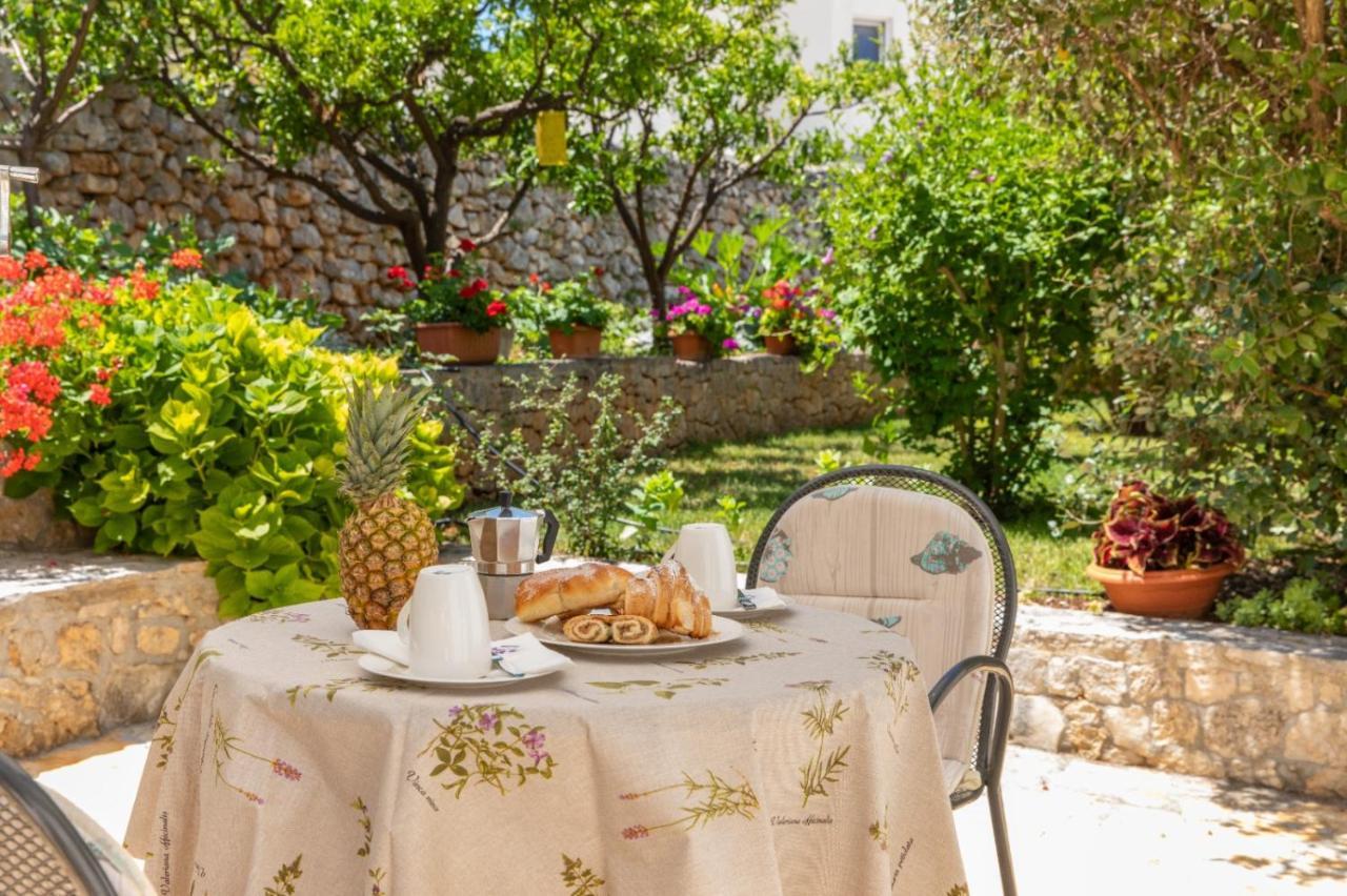 Apartments Jelena Supetar - Four Apartments - A Small House With A Private Yard - Two-Room Apartment With A Sea View - Studio Apartment - Two-Room Apartment With Garden View- Free Parking מראה חיצוני תמונה