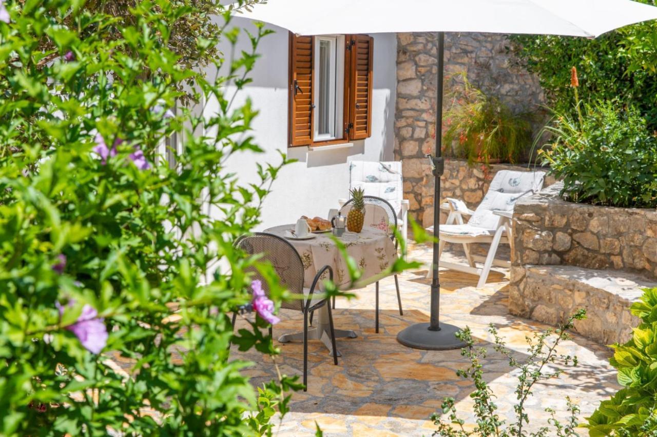 Apartments Jelena Supetar - Four Apartments - A Small House With A Private Yard - Two-Room Apartment With A Sea View - Studio Apartment - Two-Room Apartment With Garden View- Free Parking מראה חיצוני תמונה