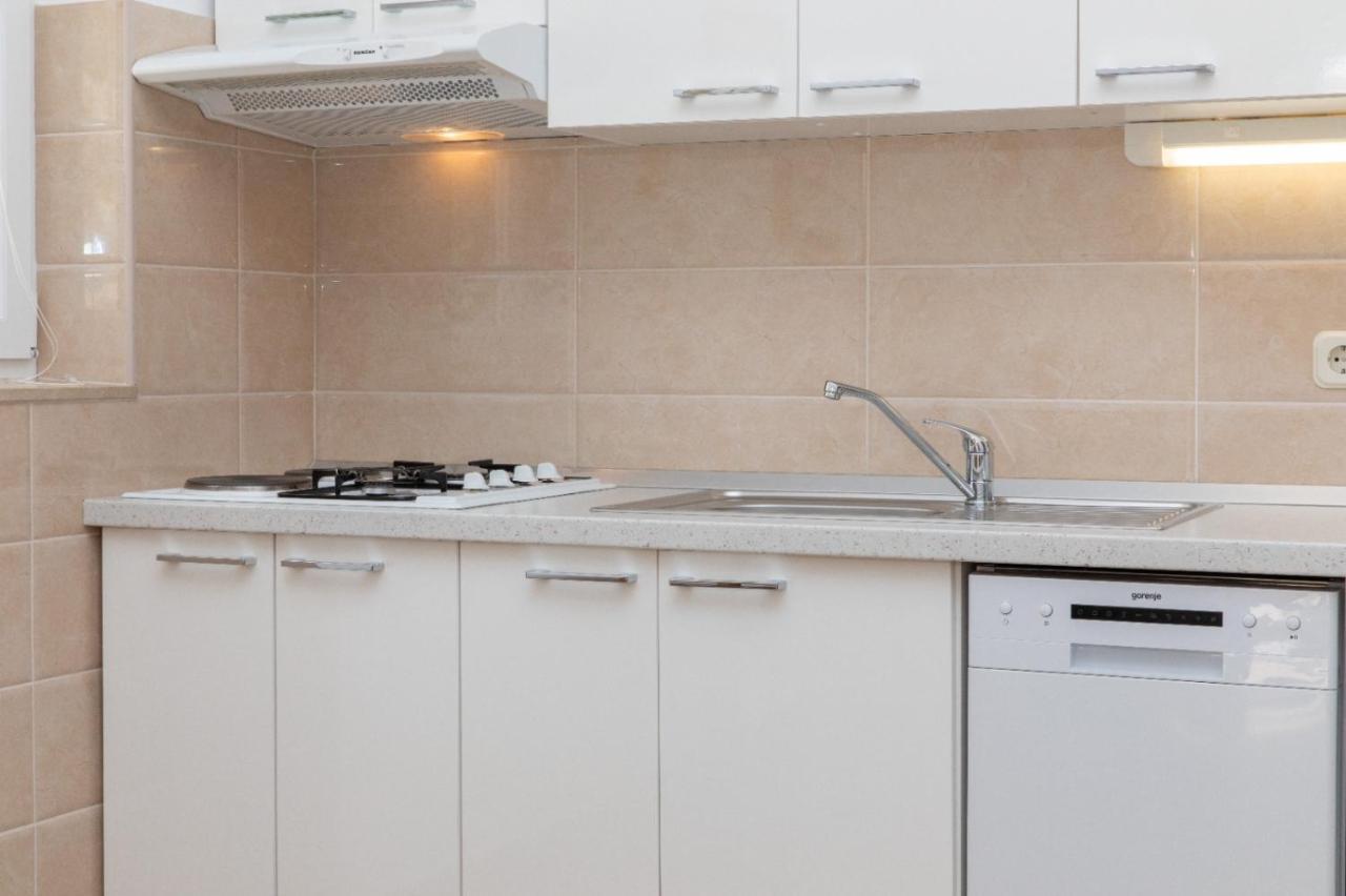 Apartments Jelena Supetar - Four Apartments - A Small House With A Private Yard - Two-Room Apartment With A Sea View - Studio Apartment - Two-Room Apartment With Garden View- Free Parking מראה חיצוני תמונה