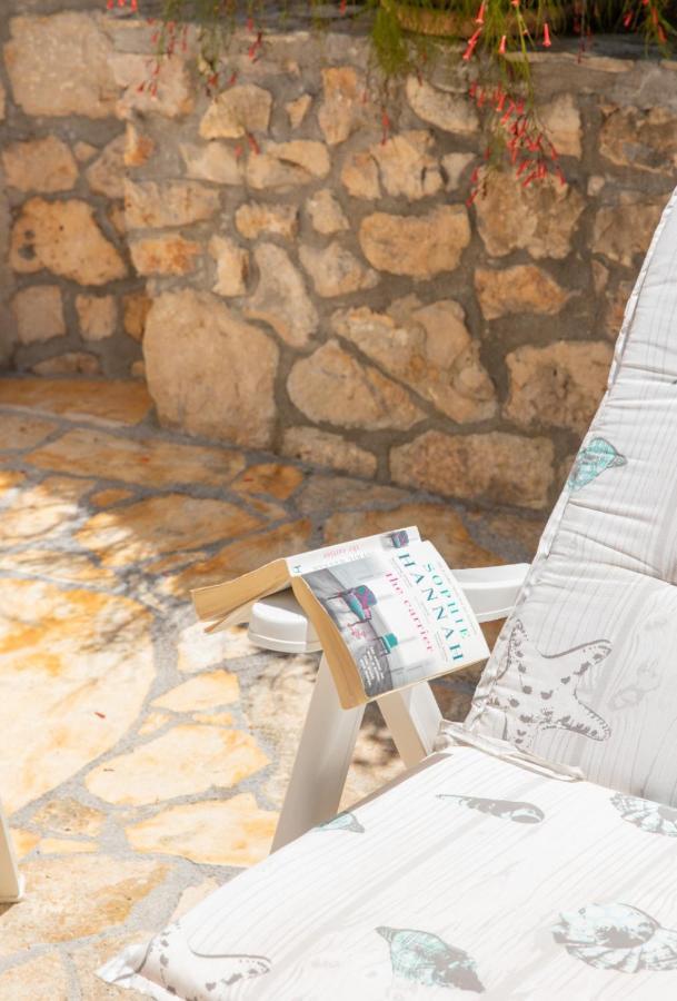 Apartments Jelena Supetar - Four Apartments - A Small House With A Private Yard - Two-Room Apartment With A Sea View - Studio Apartment - Two-Room Apartment With Garden View- Free Parking מראה חיצוני תמונה