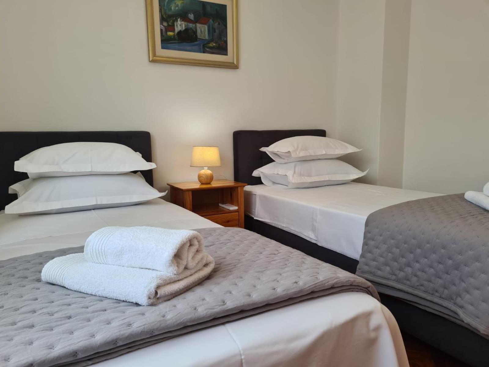 Apartments Jelena Supetar - Four Apartments - A Small House With A Private Yard - Two-Room Apartment With A Sea View - Studio Apartment - Two-Room Apartment With Garden View- Free Parking מראה חיצוני תמונה