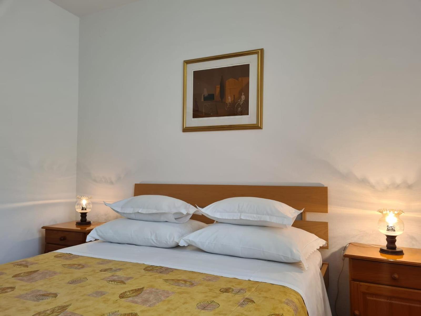 Apartments Jelena Supetar - Four Apartments - A Small House With A Private Yard - Two-Room Apartment With A Sea View - Studio Apartment - Two-Room Apartment With Garden View- Free Parking מראה חיצוני תמונה