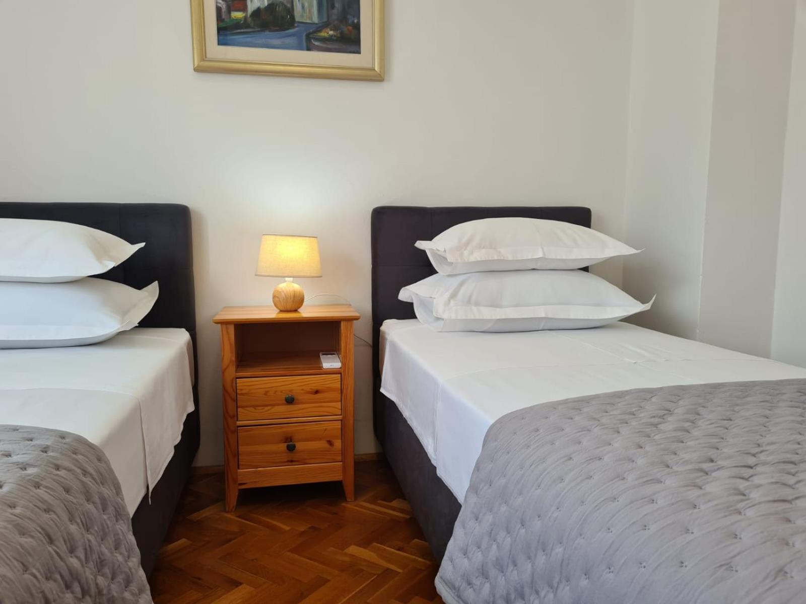 Apartments Jelena Supetar - Four Apartments - A Small House With A Private Yard - Two-Room Apartment With A Sea View - Studio Apartment - Two-Room Apartment With Garden View- Free Parking מראה חיצוני תמונה