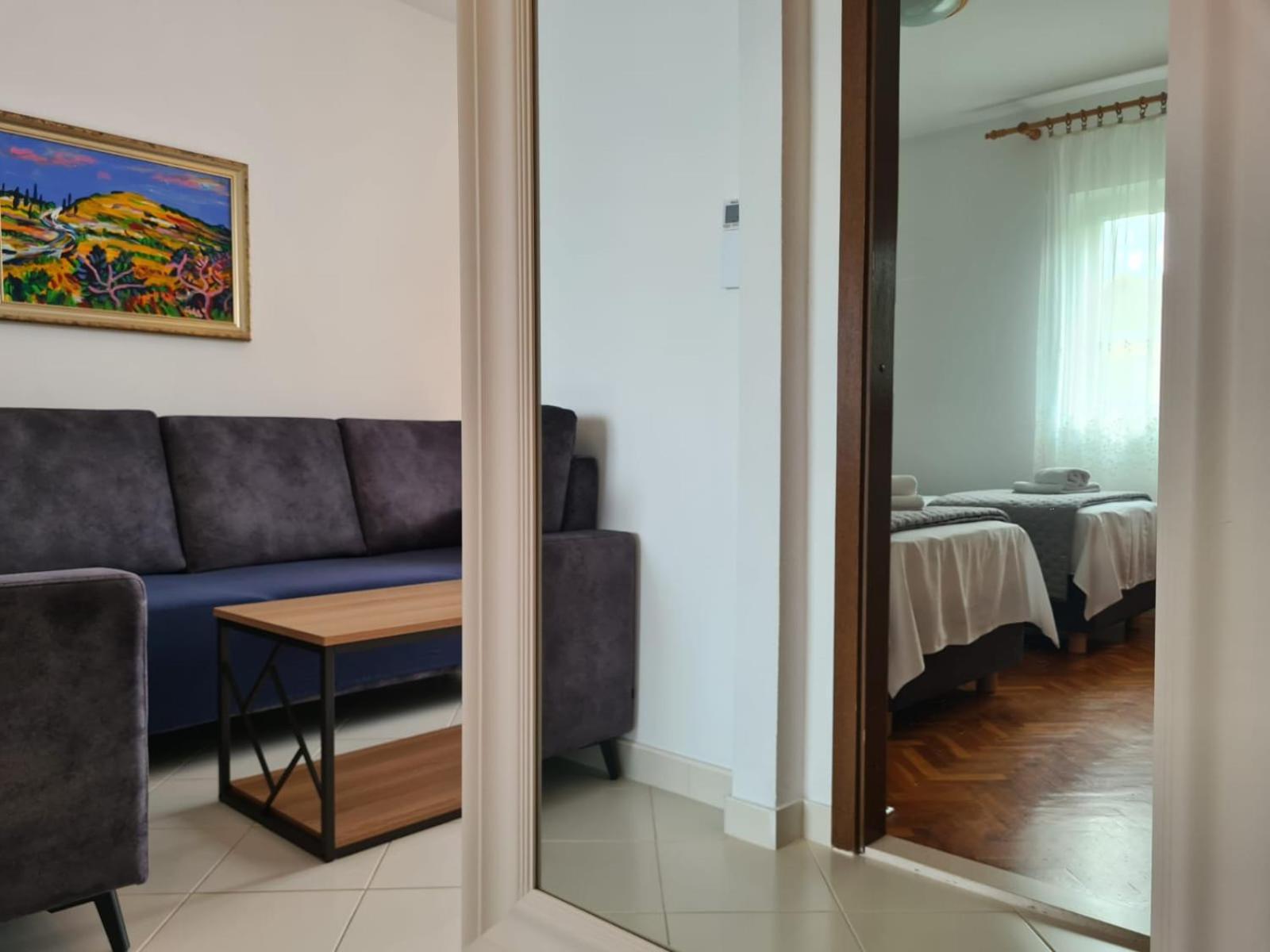 Apartments Jelena Supetar - Four Apartments - A Small House With A Private Yard - Two-Room Apartment With A Sea View - Studio Apartment - Two-Room Apartment With Garden View- Free Parking מראה חיצוני תמונה