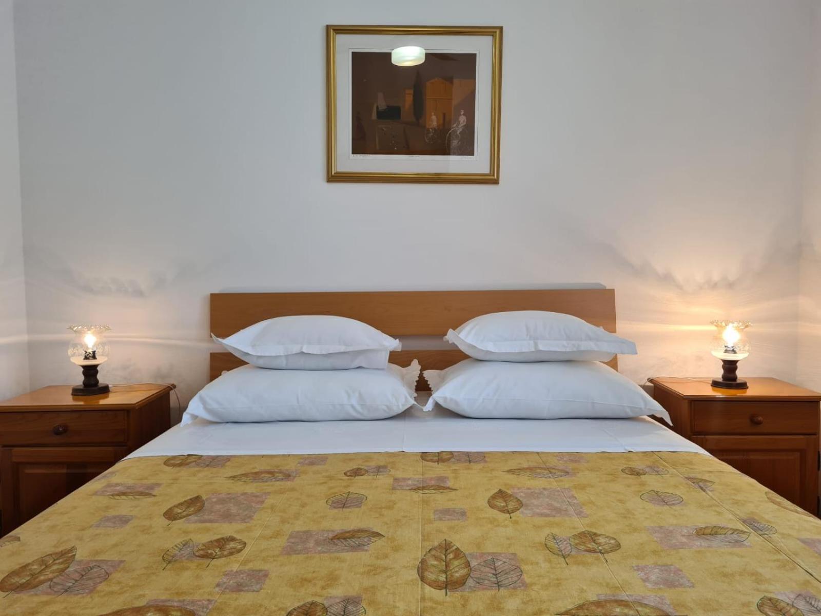 Apartments Jelena Supetar - Four Apartments - A Small House With A Private Yard - Two-Room Apartment With A Sea View - Studio Apartment - Two-Room Apartment With Garden View- Free Parking מראה חיצוני תמונה