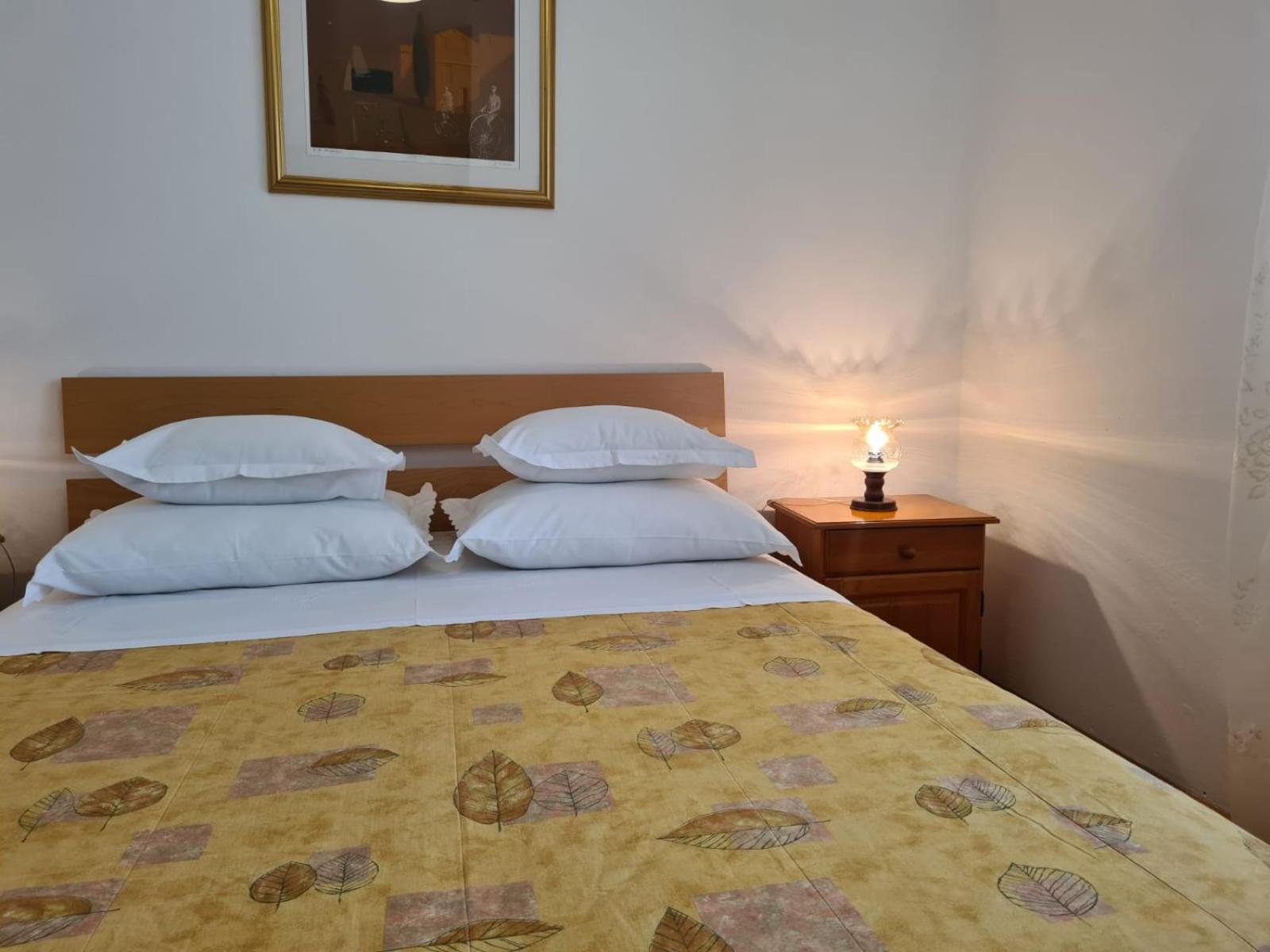 Apartments Jelena Supetar - Four Apartments - A Small House With A Private Yard - Two-Room Apartment With A Sea View - Studio Apartment - Two-Room Apartment With Garden View- Free Parking מראה חיצוני תמונה