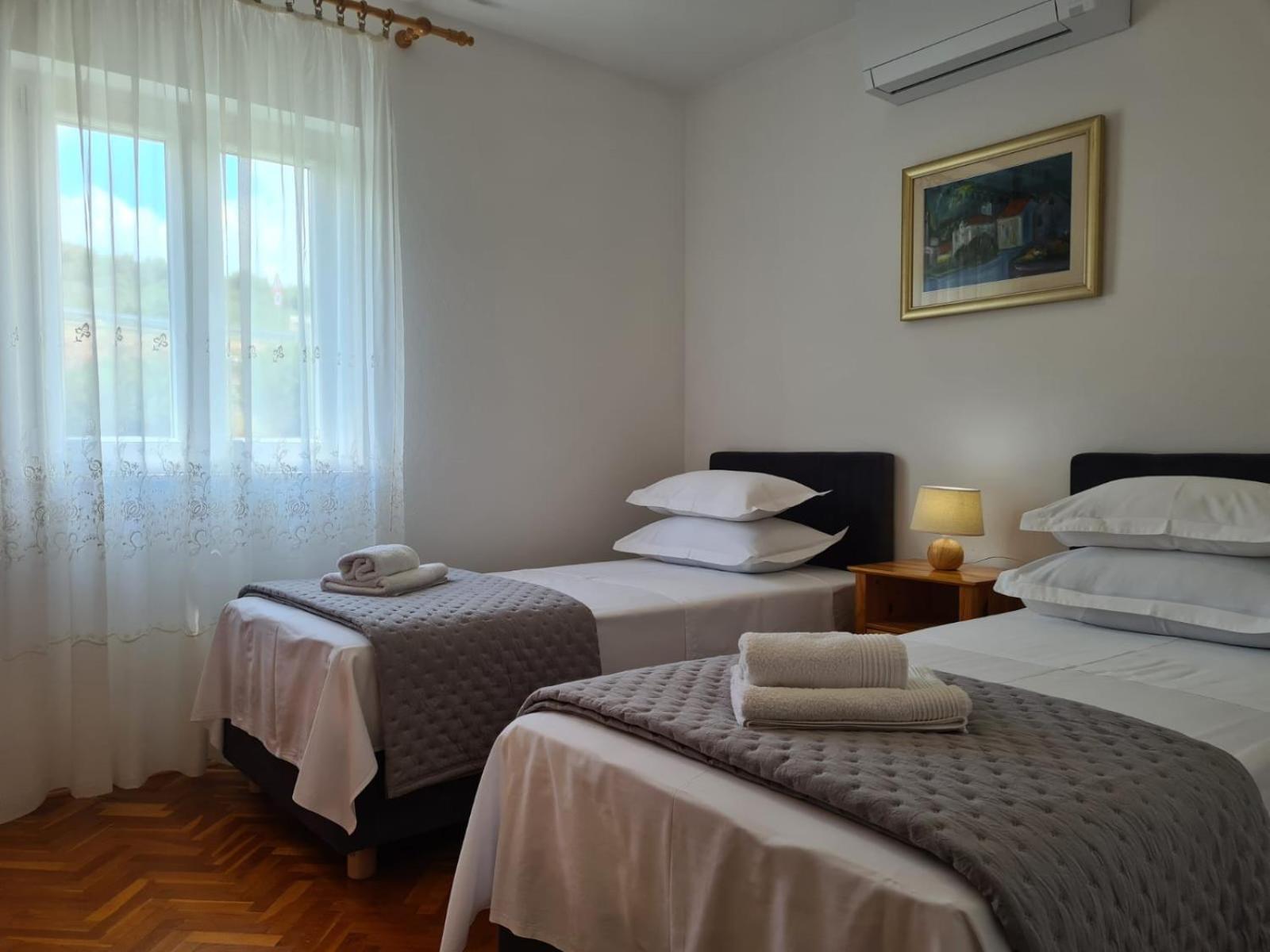 Apartments Jelena Supetar - Four Apartments - A Small House With A Private Yard - Two-Room Apartment With A Sea View - Studio Apartment - Two-Room Apartment With Garden View- Free Parking מראה חיצוני תמונה