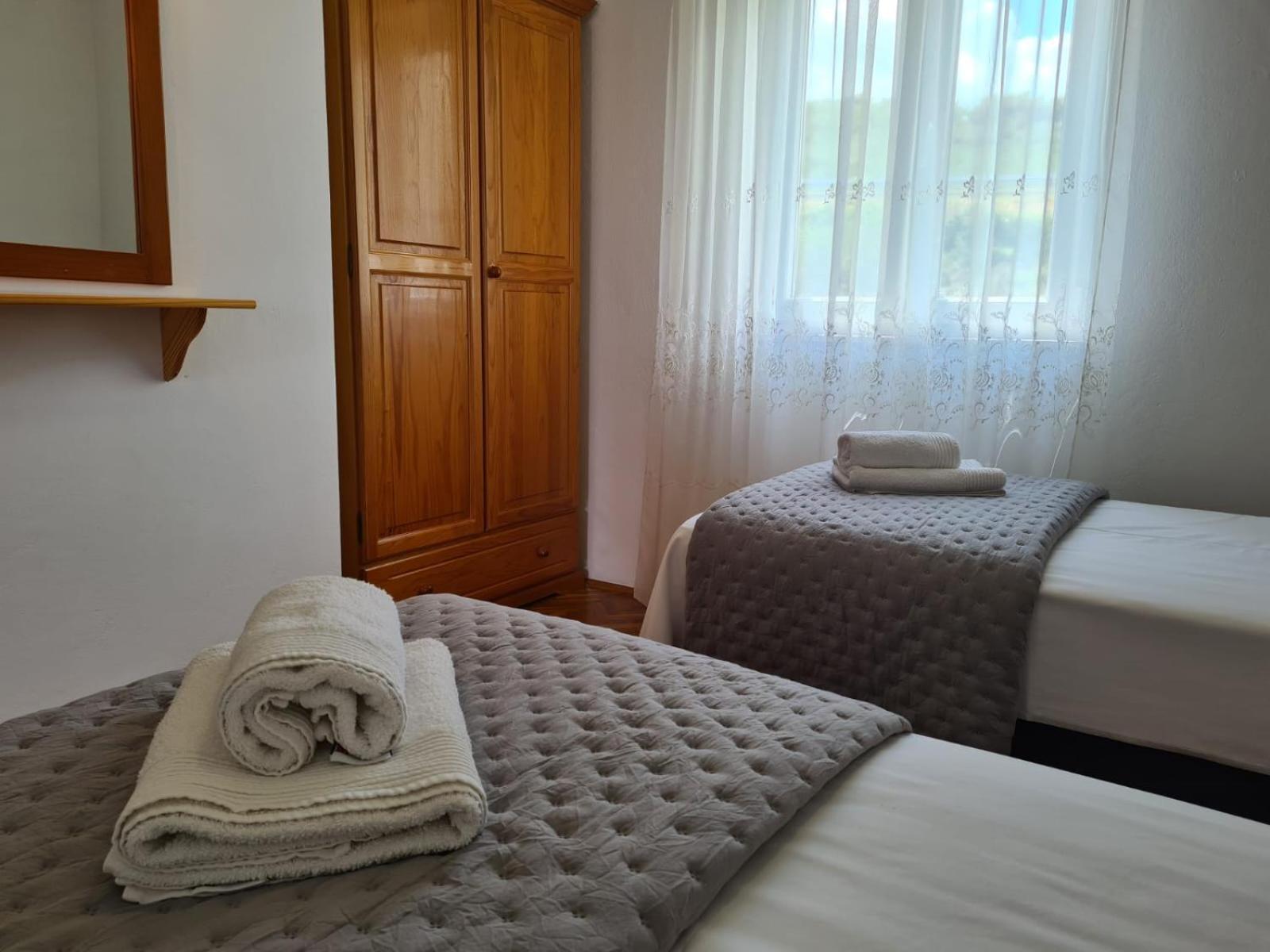 Apartments Jelena Supetar - Four Apartments - A Small House With A Private Yard - Two-Room Apartment With A Sea View - Studio Apartment - Two-Room Apartment With Garden View- Free Parking מראה חיצוני תמונה