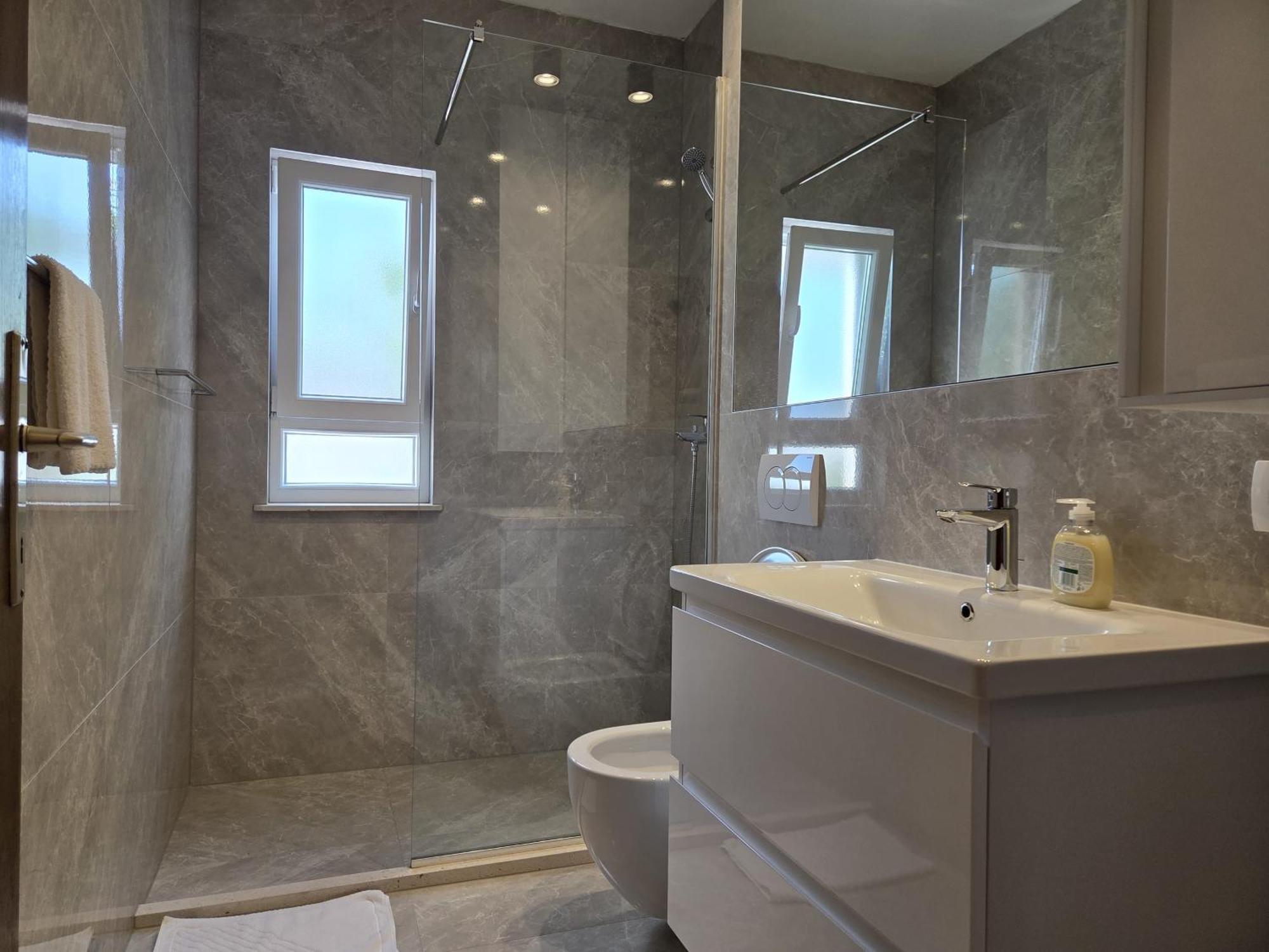 Apartments Jelena Supetar - Four Apartments - A Small House With A Private Yard - Two-Room Apartment With A Sea View - Studio Apartment - Two-Room Apartment With Garden View- Free Parking מראה חיצוני תמונה