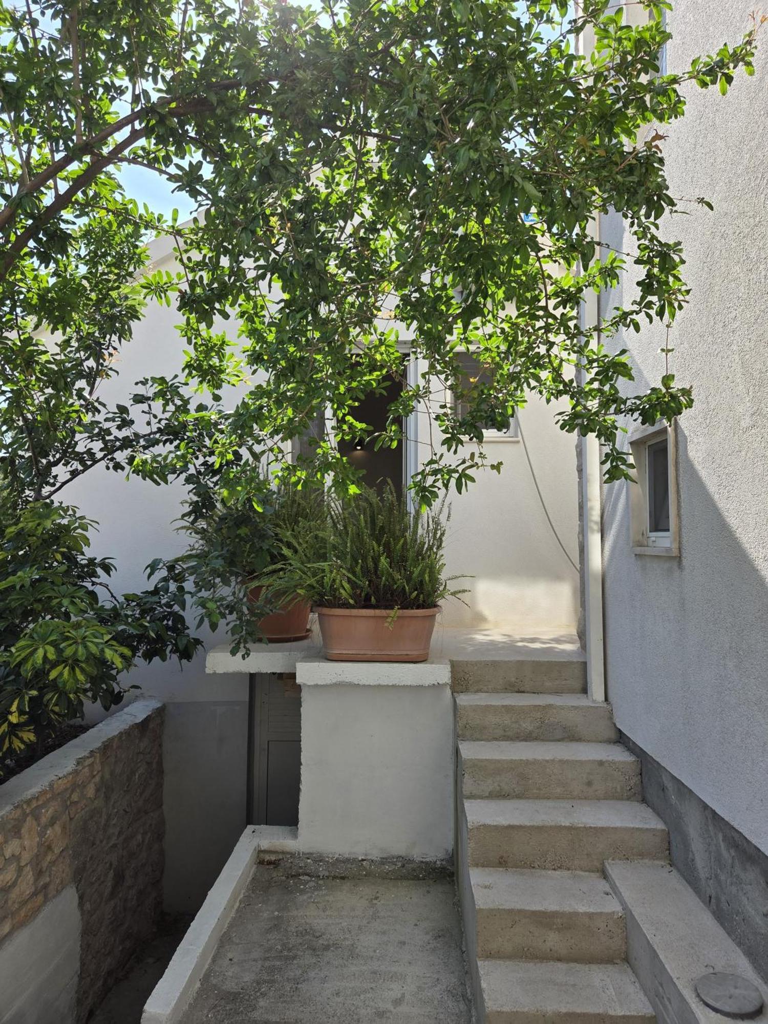 Apartments Jelena Supetar - Four Apartments - A Small House With A Private Yard - Two-Room Apartment With A Sea View - Studio Apartment - Two-Room Apartment With Garden View- Free Parking מראה חיצוני תמונה