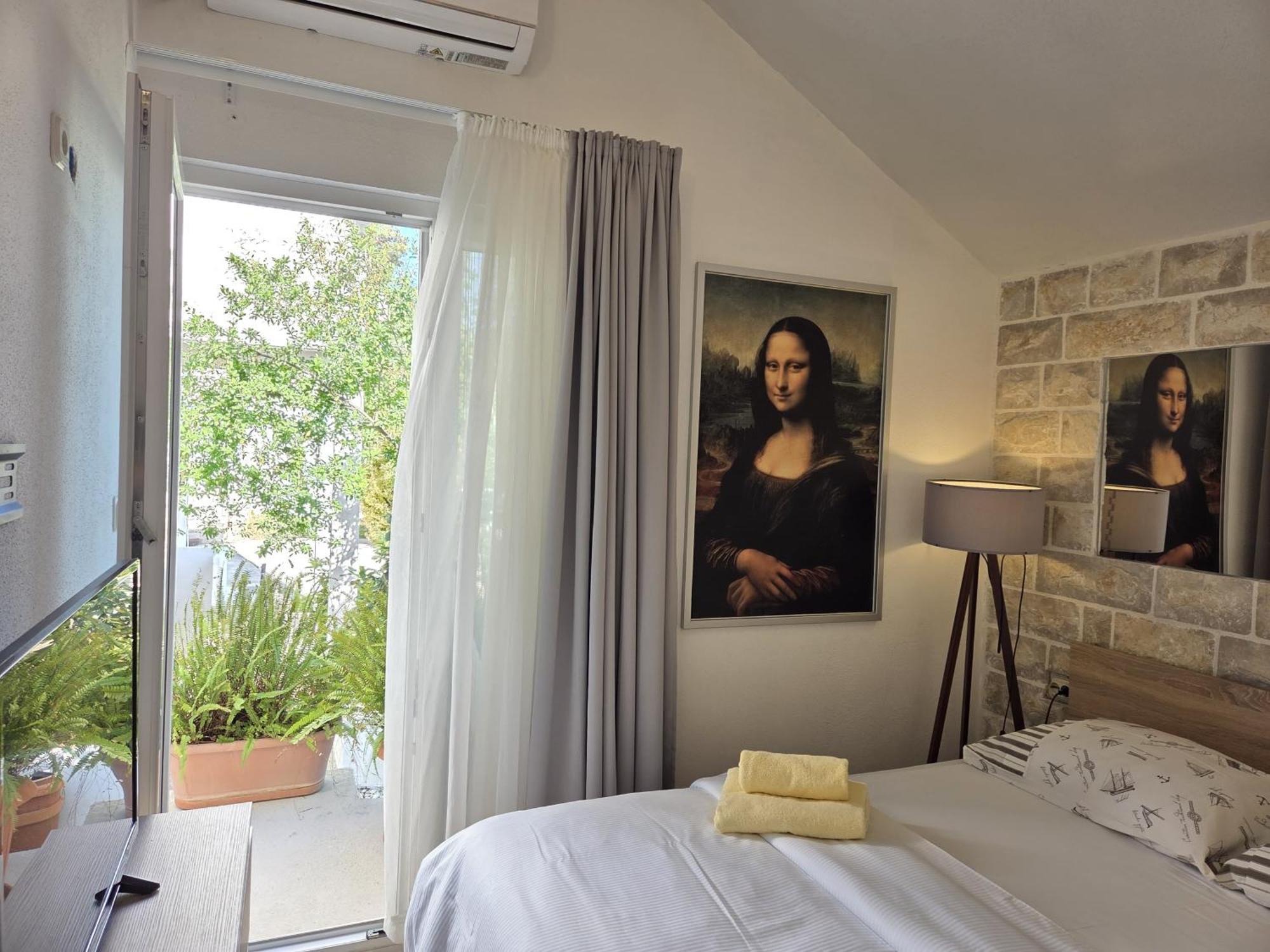Apartments Jelena Supetar - Four Apartments - A Small House With A Private Yard - Two-Room Apartment With A Sea View - Studio Apartment - Two-Room Apartment With Garden View- Free Parking מראה חיצוני תמונה