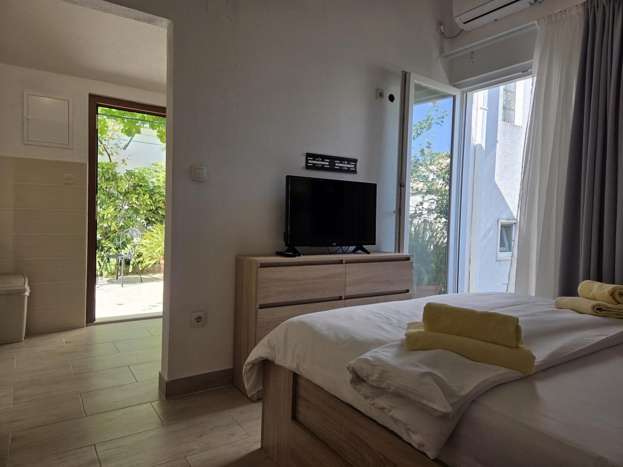Apartments Jelena Supetar - Four Apartments - A Small House With A Private Yard - Two-Room Apartment With A Sea View - Studio Apartment - Two-Room Apartment With Garden View- Free Parking מראה חיצוני תמונה