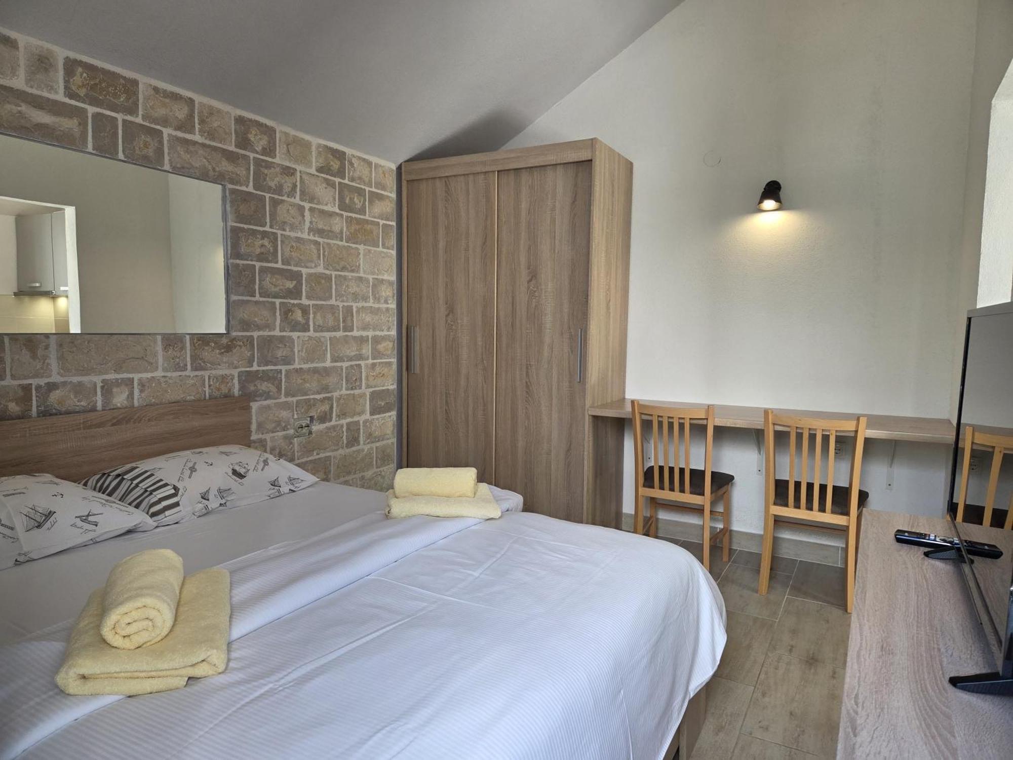 Apartments Jelena Supetar - Four Apartments - A Small House With A Private Yard - Two-Room Apartment With A Sea View - Studio Apartment - Two-Room Apartment With Garden View- Free Parking מראה חיצוני תמונה