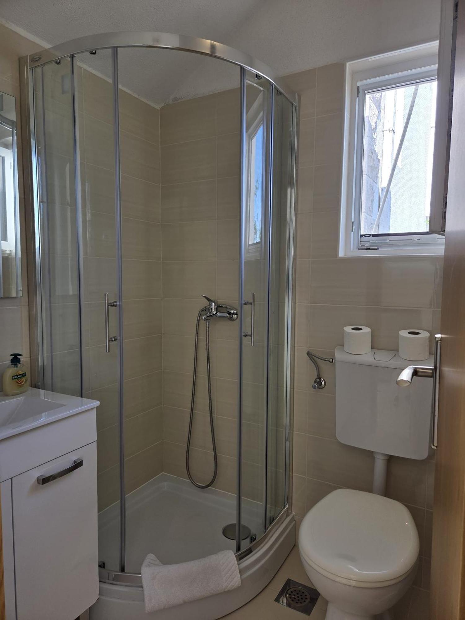 Apartments Jelena Supetar - Four Apartments - A Small House With A Private Yard - Two-Room Apartment With A Sea View - Studio Apartment - Two-Room Apartment With Garden View- Free Parking מראה חיצוני תמונה